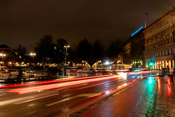 Langzeitbelichtung vom Strassenverkehr beim Hafen von Stockholm an einem Lichtsignal
