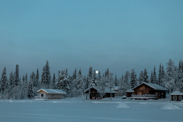 Schwedische Waldhäuschen an einem gefrorenen See im Winter