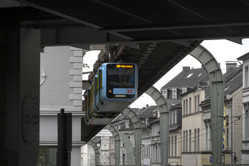 Schwebebahn Wuppertal bei Einfahrt in Bahnhof Vohwinkel