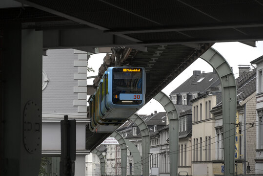 Schwebebahn Wuppertal bei Einfahrt in Bahnhof Vohwinkel