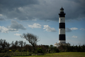 Le phare de Chassiron sur l'île d'Oléron en France avec un ciel nuageux.