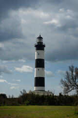 Le phare de Chassiron sur l'île d'Oléron en France avec un ciel nuageux.
