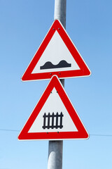 Gefahrzeichen, Verkehrsschild beschrankter Bahn&uuml;bergang, unebene Fahrbahn, Deutschland