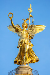 Nahaufnahme der Siegessäule in Berlin mit blauem Himmel