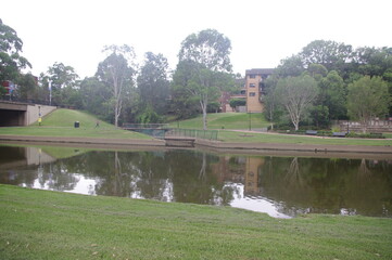 Obraz premium A river surrounded by beautiful park