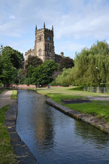 Obraz premium The parish church and the Staffordshire & Worcestershire Canal in Kidderminster, Worcestershire, UK