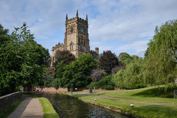 The parish church and the Staffordshire & Worcestershire Canal in Kidderminster, Worcestershire, UK - obrazy, fototapety, plakaty