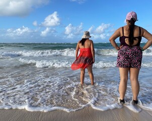 Deux femmes de dos sur la plage de Punta Cana.