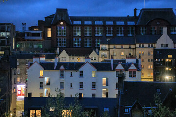 Edinburgh’s Nighttime Glow: A Symphony of Architecture and Lights