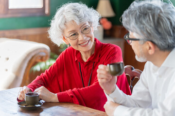 笑顔で話すシニアカップル