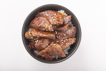 焼肉丼　（国産黒毛和牛　トモサンカク）