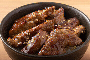 焼肉丼　（国産黒毛和牛　トモサンカク）