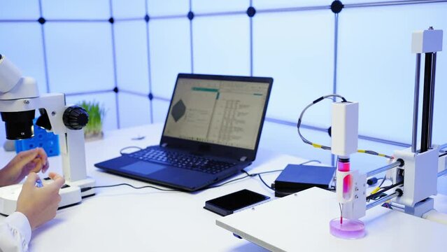 automatic device for analyzing the genetic code of biological samples