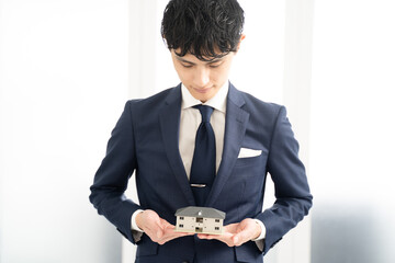 アパートの不動産をお勧めするビジネスマン