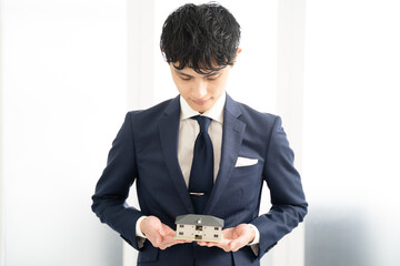 アパートの不動産をお勧めするビジネスマン