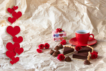 バレンタイン・イメージ　深紅のバラと自家製チョコレート・タルトとチョコレート菓子（しわくちゃのクラフト紙の背景・ハートの合成）