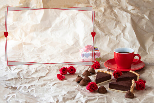 バレンタイン・イメージ　贈り物と深紅のバラと自家製チョコレート・タルトとチョコレート菓子（しわくちゃのクラフト紙の背景・ハートフレーム）