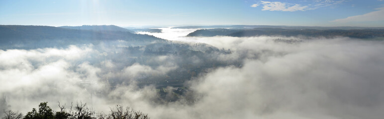 Brouillard de rayonnement dans la vallée de la Meuse un matin d'hiver photographié depuis le point de vue des Sept Meuses sur les hauteurs de Profondeville en direction de Godinne - obrazy, fototapety, plakaty