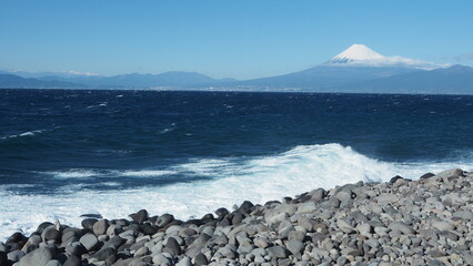 西伊豆・戸田の御浜岬から荒波の駿河湾と富士山・南アルプスの山並み