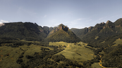 Imagem aérea das montanhas Sedados de Sebold na cidade de Alfredo Wagner, Santa Catarina, Brasil