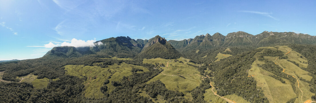 Imagem aérea das montanhas Sedados de Sebold na cidade de Alfredo Wagner, Santa Catarina, Brasil