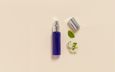 flacon spray en verre bleu et pipette huiles essentielles 