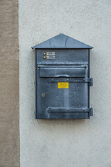 Alter Briefkasten aus Zinkblech mit Hausklingel und Schild Keine Werbung