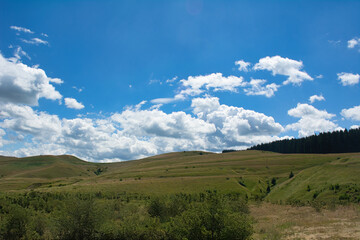 Fototapeta na wymiar Sommer Landschaft in Rumänien bewölkter Himmel