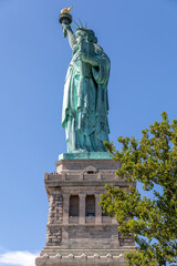 Statue de la liberté vue de profil sur son piedestal