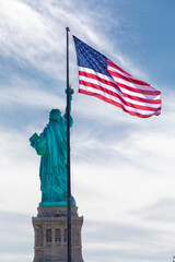 Statue de la liberté avec le drapeau américain