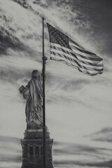 Statue de la liberté avec le drapeau américain Noir et Blanc