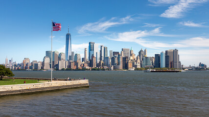 Drapeau américain flottant au vent devant Manhattan