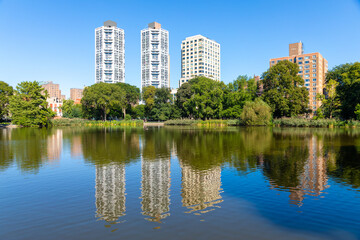 Central Park, le lac avec des reflets d'immeubles