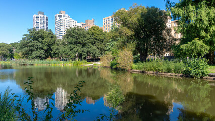 Fototapeta na wymiar New York, Central Park, reflets dans le lac.