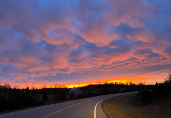 Naklejka premium Morning drive with a golden sunrise