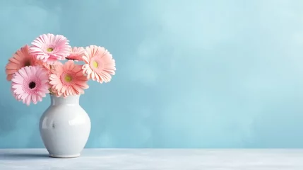 Poster Pink gerbera flowers in vase on blue background © Inlovehem
