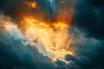 Fototapeta na wymiar Das Sonnenlicht strahlt durch die Wolken hindurch, ein Strahl der Hoffnung, ein Symbol für Neuerung