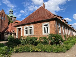 Fototapeta na wymiar Gebäude im Kloster Walsrode in der Lüneburger Heide im Sommer