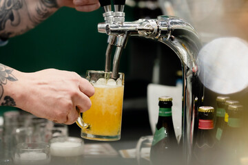 Frisches Bier wird in Bar gezapft