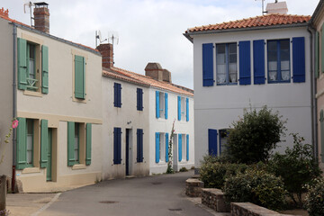 Fototapeta na wymiar Häuser mit bunten Fensterläden, in Noirmoutier-en-Ile, Frankreich