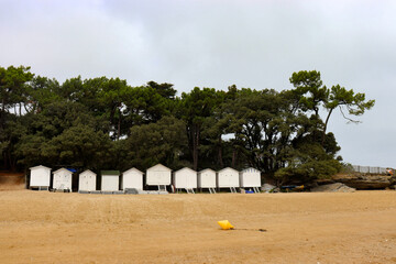 Strandkabinen am Strand der Insel Noirmoutier, Frankreich