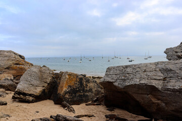 Boote vor Anker vor der Küste der Ile-de-Noirmoutier, Frankreich