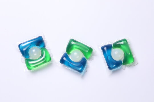 Capsules for washing laundry detergents for washing clothes 