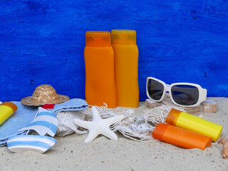 Sonnencreme zum Schutz vor der Sonne mit Strandutensilien.