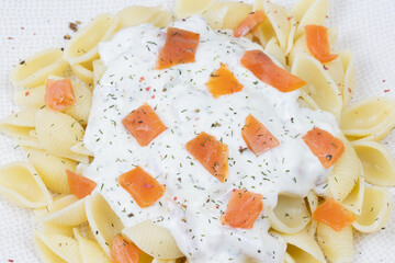 assiette de pâtes au saumon fumé, en gros plan	