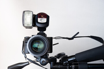 Cámara profesional de fotografía en un tripié con Flash speedlite montado