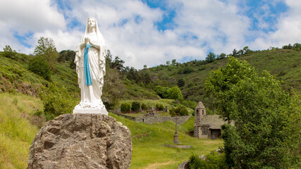 Vierge Marie devant l'église de Saint-Illide d'Alleuze dans le Cantal