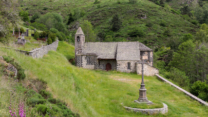 Eglise de Saint-Illide d'Alleuze et son cimetière dans le Cantal