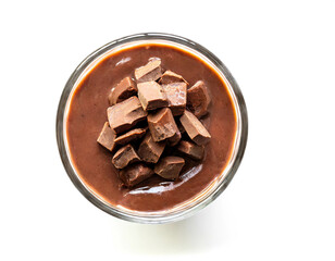 Schokoladenpudding im glas isoliert auf weißen Hintergrund, Freisteller, Draufsicht