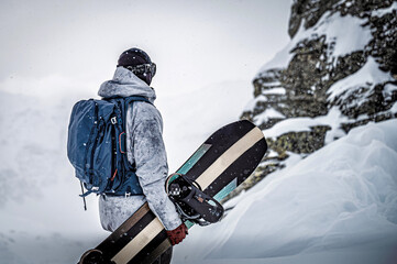 Fototapeta na wymiar Snowboarder am Gipfel in Bad Gastein